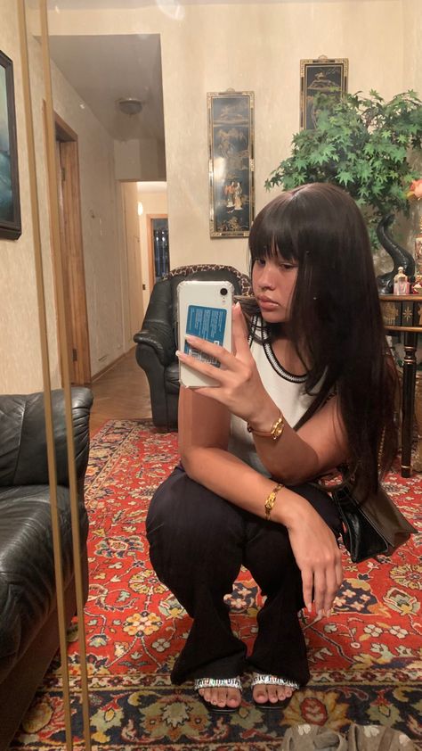 Mirror Selfie Crouch, Sitting Down Selfie Poses, Mirror Selfie Squat Pose, Squatting Mirror Pose, Fir Check Poses Mirror, Sitting Down Mirror Selfie, Mirror Selfie Poses Sitting On Floor, Sitting Mirror Poses, Sitting Down Mirror Poses