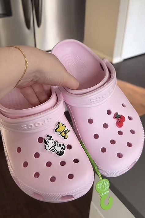 Crocs Decor Ideas, Pink Crocs With Jibbitz, Croc Outfits, Snoopy Merchandise, Crocs With Jibbitz, Crocs Aesthetic, Pretty Sneakers, Pink Crocs, Crocs Fashion