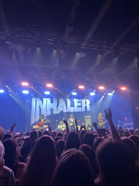 inhaler concert Inhaler Concert Aesthetic, Inhaler Band Concert Outfit, Jaz Core, Inhaler Aesthetic, Katherine Core, Inhaler Concert, Inhaler Dublin, Concert Fashion, Concert Aesthetic