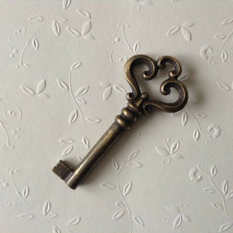 Shabby Vintage Decor, Bedroom Door Decorations, Victorian Door Knobs, Spring Door Decoration, Vintage Skeleton Keys, Victorian Door, Vintage Skeleton, Old Keys, Skeleton Keys