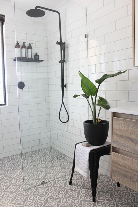 Florida Bathroom, Wet Room Bathroom, Tiled Bathroom, Small Bathroom With Shower, Bilik Air, Bad Inspiration, Small Bathroom Makeover, Home Decor Hacks, Subway Tiles