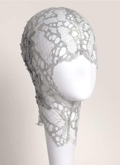 Alexander Mcqueen Headpiece Mcqueen Runway, Alexander Mcqueen Runway, Lace Headpiece, Opera Mask, Head Pieces, Body Adornment, Archive Fashion, Fashion Creative, Higher Design