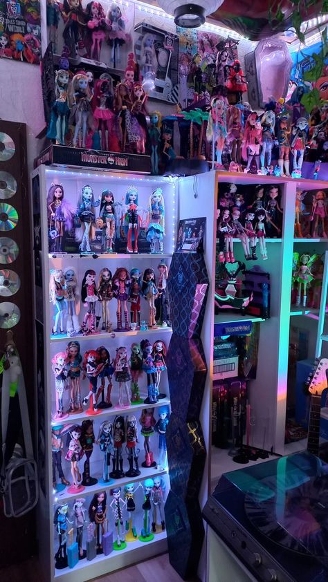 Doll Collection Display Monster High, Monster High Dolls Collection, Monster High Display, Monster High Decor, Monster High Dolls Aesthetic, Monster High Stuff, Monster High Doll Collection, Monster High Bedroom, Monster High Room