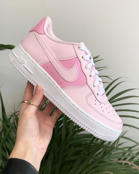 With a two-tone Pink Foam leather upper, this Pink Air Force 1 GS is going to be bringing a cute look to any rotation, ready to pair with anything from the most simple of outfits, to a louder styling, raising the game further with a pop of pink. Trendy Womens Sneakers, Selena Q, Sneaker Outfits, Dr Shoes, Streetwear Mode, All Pink, Nike Air Shoes, Air Forces, Cute Nike Shoes