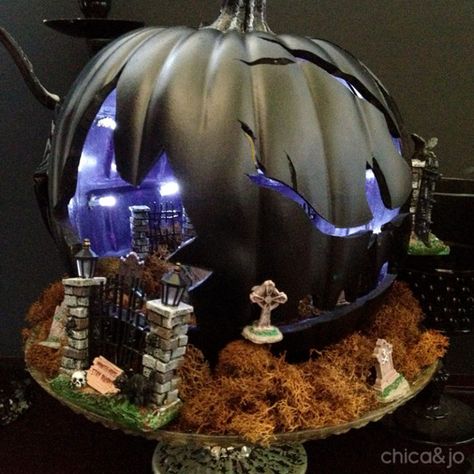 Spooky Pumpkin Decorating Ideas, Pumpkin Diaromas, Spooky Terrarium, Autumnal Decorations, Halloween Terrarium, Halloween Hunt, Spooky Cemetery, Pumpkin Diorama, Halloween Diorama