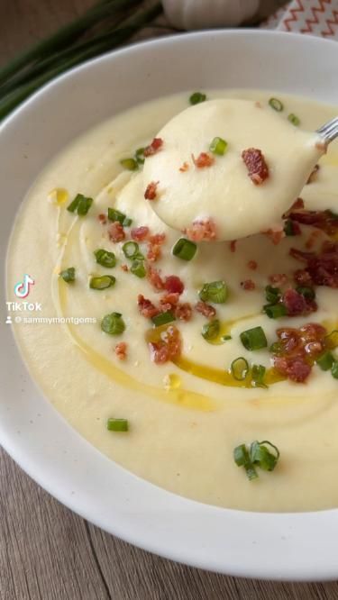 Potato Leek Soup Creamy Potato Leek Soup, Creamy Soup Recipes, Potato Leek, Potato Leek Soup, Leek Soup, Crumbled Bacon, Food Recepie, Easy Soups, Healthy Soup Recipes