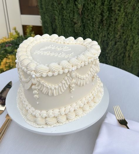 Classy Small Wedding Cake, 1 Their Wedding Cake, Single Wedding Cake With Cupcakes, Small Wedding Cakes Vintage, Reception Cakes Wedding, Mini Elopement Cake, Wedding Pearl Cake, Anniversary Cake Table Decorations, Something Blue Wedding Cake