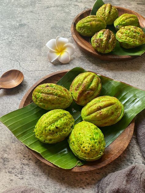 Kuih Tradisional Melayu, Nyonya Food, Malaysia Food, Dessert Tea, Fruit Dessert, Moon Cake, Fruit Desserts, Cucumber, Food Photography