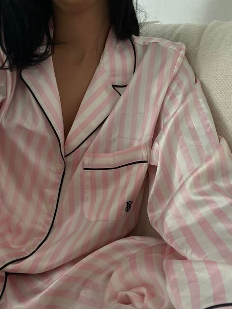 Victoria Secret Pyjamas, Pijama Satin, Victoria's Secret Aesthetic, Pajamas Aesthetic, Pijamas Women, Pyjama Satin, Cute Pjs, Mode Zara, Victoria Secret Pajamas