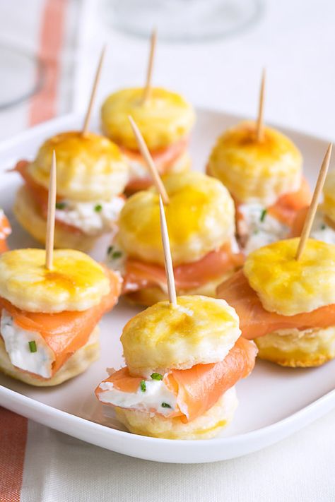 last minute appetizers recipe Spring Party Food, Salmon Puffs, Puff Pastry Recipes Appetizers, Christmas Appetizers Easy, Puff Pastry Appetizers, Pastry Appetizer, Christmas Appetizers Party, Christmas Recipes Appetizers, Finger Food Appetizers