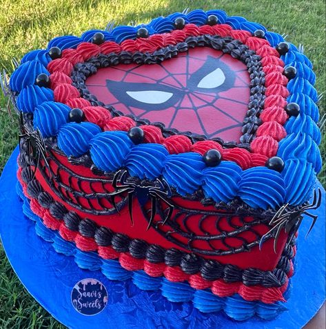 Heart Shaped Spiderman Cake, Spiderman Cake Heart, Spider Man Heart Cake, Spiderman Dessert Ideas, Cute Spiderman Cake, Spiderman Quince, Spider Man Cake Ideas, Spiderman Cake Birthday, Spiderman Birthday Cakes