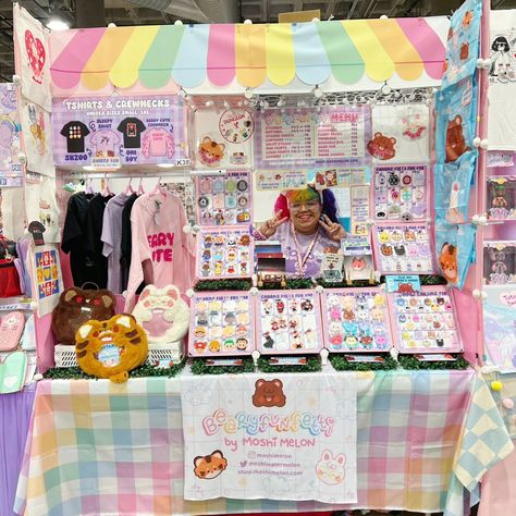 We are out here at @animeexpo day 2 ready for you all in the Artist Alley at tables K38 and K37! It's been amazing so far but we still have all weekend to say hi and chat! Come on by and get some cute goodies✨️✨️ (PLEASE CHECK KS FOR AN UPDATE REGARDING THE KICKSTARTER ITA BAGS FULFILLMENT) #animeexpo2024 #animeexpoartistalley #animeexpo #kpop #danmei #itabag Small Artist Alley Display, Weekender Bag Aesthetic, Artist Alley Setup, Convention Booth Design, Artist Alley Display Ideas, Artist Alley Display, Gemini Dragon, Art Market Display, Artist Alley Booth