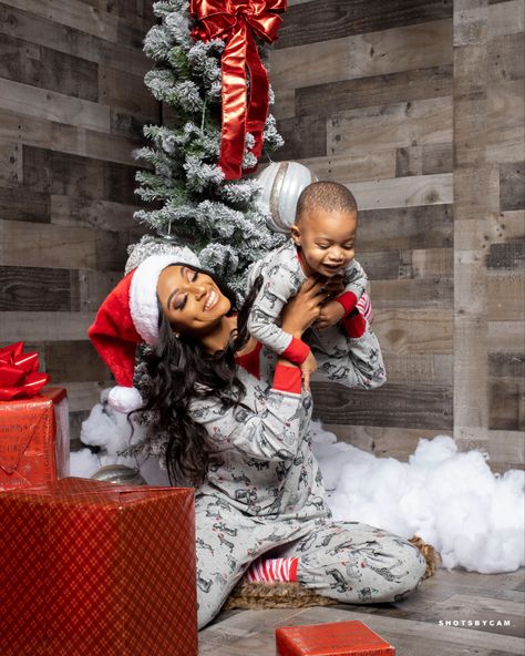 Natal, Mom And Son Photo Ideas Christmas, Christmas Photoshoot Ideas Mom And Son, Christmas Photos Black Family, Christmas Photoshoot Mom And Son, Mother And Son Christmas Photo Ideas, Mom Son Christmas Pictures, Mommy And Son Christmas Photo Shoot, Mom And Son Christmas Photoshoot