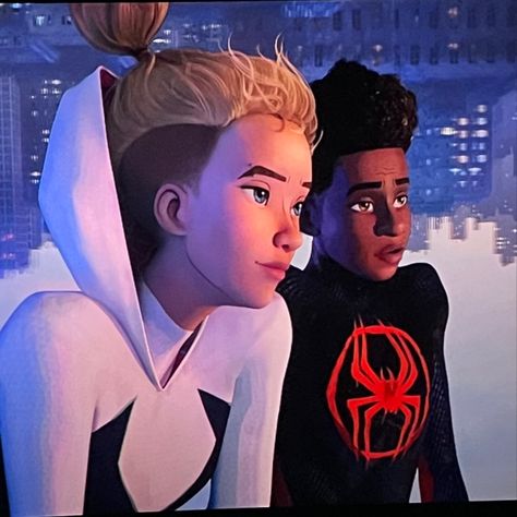 Spider Man Beyond, Beyond The Spider Verse, Spiderverse Movie, Gwen Miles, Movie Duos, He Looks At Her, Spiderman And Spider Gwen, Miles Spiderman, Miles Morales Spiderman