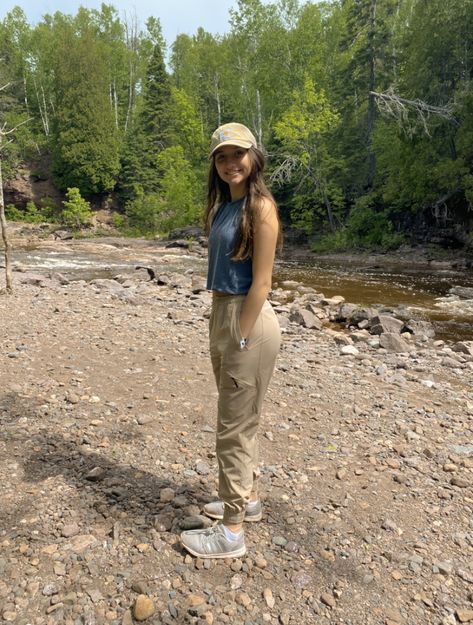 Cute Modest Hiking Outfits, Trekking Style Women, Redwoods Hiking Outfit, Hiking Outfit Modest, Hike Outfit Spring, Hiking Pants Outfit For Women, Outfit For Walking In The Forest, Summer Camp Outfits For Women, Outdoorsy Style Women Summer