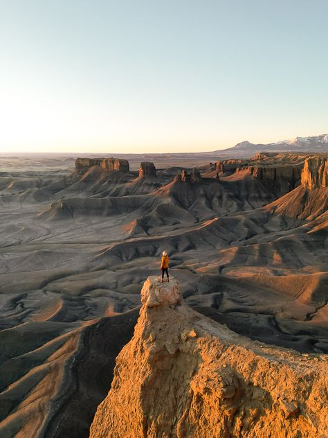 How to Get to Moonscape Overlook in Utah Moon Overlook Utah, Moonscape Overlook Utah, Standing On The Edge, Utah Arches, Desert Trip, Utah Desert, Go Usa, Desert Travel, Capitol Reef