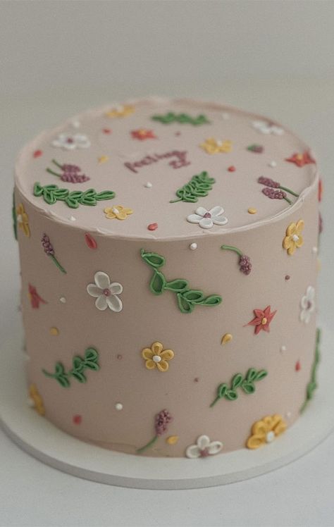 simple birthday cake, birthday cake ideas, birthday cake design Birthday Cakes For Mom Elegant, Simple Flower Cake Design Birthday, Easy Flower Birthday Cake Ideas, Simple Cake Decorating Birthday, Easy Floral Birthday Cake, Birthday Cake Aesthetic Floral, Birthday Cake Mum, Mum Birthday Cake, Elegant Birthday Cakes For Women