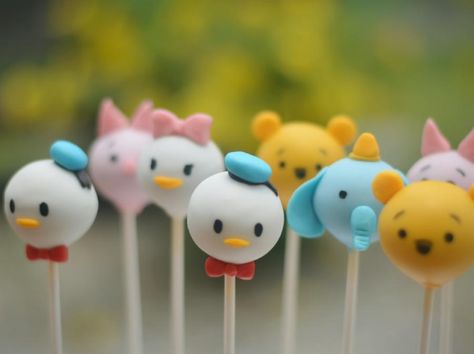 Cake Pops Cute, Tsum Tsum Cake, Disney Cake Pops, Tsum Tsum Party, Cake Pop Designs, Savory Cakes, Cake Pop Decorating, Pop Ideas, Pooh Birthday