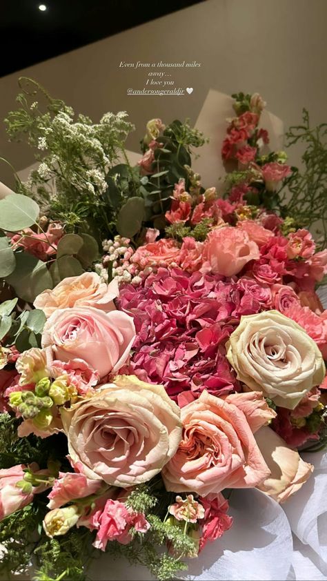 Flower Bouquet Ig Story, Gift Captions Instagram, Flower Ig Story, Flowers Insta Story, Husband Captions, Meri Christmas, Aesthetic Clicks, Julia Barretto, Couple Wallpaper Relationships