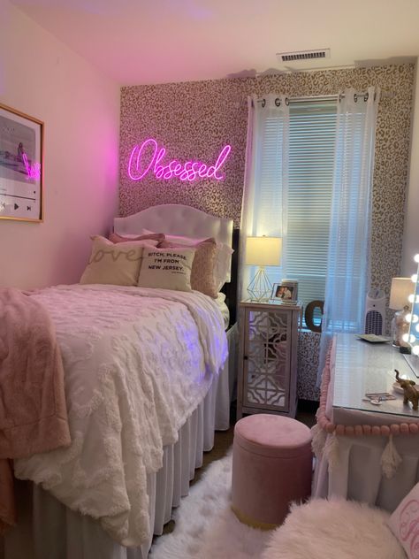 Pink and cheetah dorm room idea 
@chloehobann on insta Dorm Pink Aesthetic, Fancy Dorm Room Ideas, Pink College Room Aesthetic, Apartment Decor Pink And White, College Dorm Pink Aesthetic, Dorm Room Ideas Cute, Pink White And Grey Dorm Room Ideas, Girly College Dorm Room Ideas, Light Pink And White Dorm Room