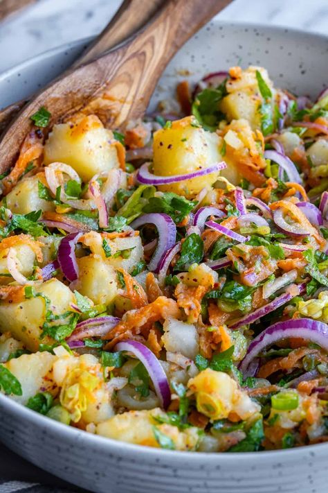 Try this vibrant Turkish potato salad! Boiled potatoes, herbs, and a tangy dressing without mayo make it perfect for meze platters, tea parties, or as a side with meats. Moroccan Potato Salad, Vegetable Recipe Ideas, Jewish Potato Salad, Portuguese Potato Salad, Summer Potato Salad Recipes, Turkish Potato Salad, Parsley Salad Recipes, Indian Potato Salad, Mediterranean Potato Salad