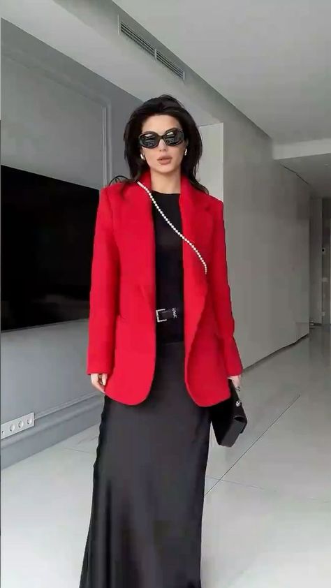 Modest Work Outfits, Red Blazer Outfit, Business Attire Women, Green Neon, Winter Mode, Stylish Work Outfits, Red Blazer, Women Shawl, Red Outfit