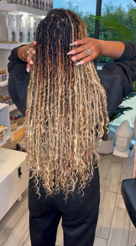 Black Hairstyles Color, Blonde Boho Locs Black Women, Ciara Locs, Ombre Goddess Locs, Vacation Locs For Black Women, Carnival Hairstyles Black Women, Ombré Faux Locs, Locs With Curly Ends Real, Balayage Locs