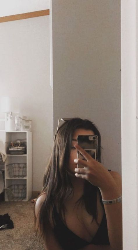 Spiegel Selfie, Girls Mirror, Mirror Selfie Poses, Selfie Poses Instagram, Foto Poses, Tumblr Photography, Selfie Ideas Instagram, Brunette Girl, A Mirror