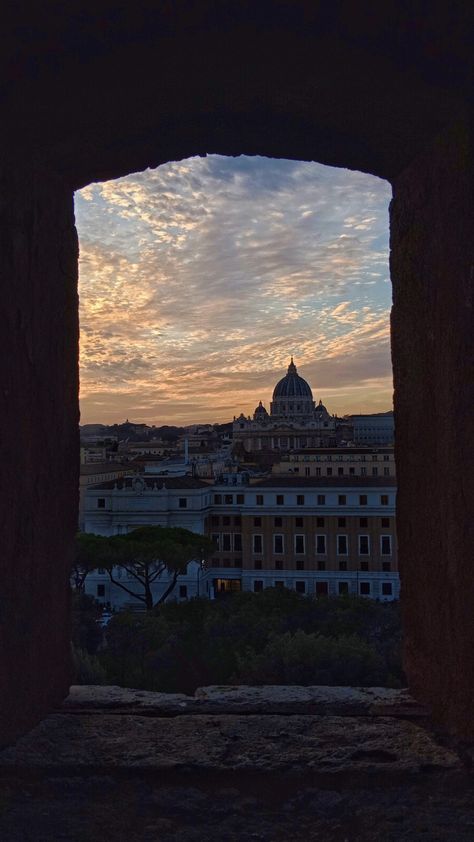 Sunset in Rome Rome Instagram Story, Rome Vibes, Rome Sunset, Roma Aesthetic, Cozy City, Italian Aesthetic, Places In Italy, Italy Aesthetic, City That Never Sleeps