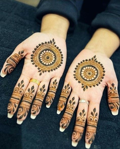 Mehndi Designs Till Palm, Mehandi Designs Circle, Traditional Henna Designs Palm, Mehndi Design For Diwali Front Hand, Henna Designs Round, Round Mehndi Design Front Hand, Palm Mehendi Minimal, Mehandi Designs Palm, Circle Mehndi Designs Palm