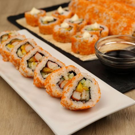 California Rolls Sushi, California Sushi Rolls, Sushi California Roll, Sushi Crab, Sushi Types, Maki Recipe, Spicy California Roll, California Maki, Hand Roll Sushi