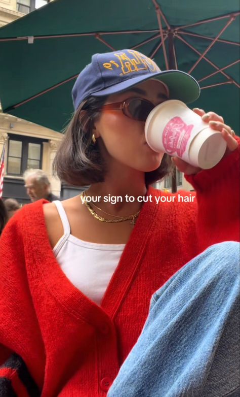 Hair Inspo Medium, Short Hair And Hats, Short Hair Hat, Bobs Outfit, Hat Outfit Winter, Hats Short Hair, Hair With Hat, Trucker Hat Outfit, Short Hair Brown