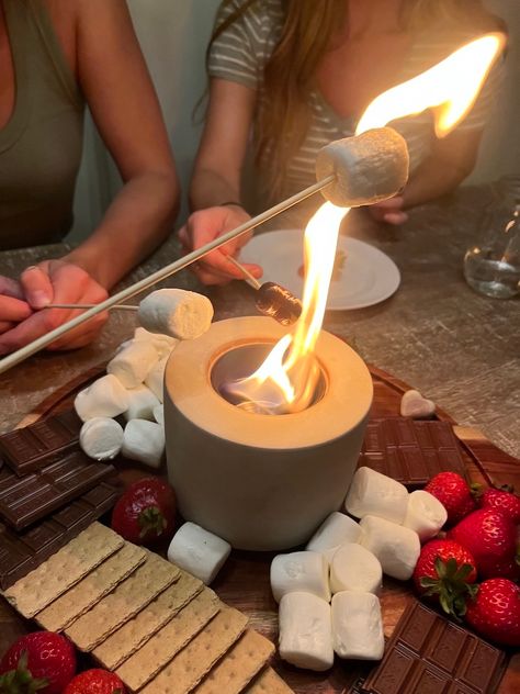 How to Make a S’mores Board • Partytrick Blog S’mores Board Christmas, Fall Teen Party, Smore Board, Smores Fire Pit, Jaz Core, Bonfire Party Ideas, Bonfire Aesthetic, Ring Dunk, Indoor Smores