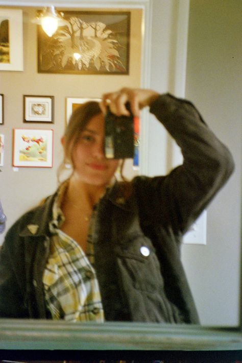 film camera photography inspo Film Camera Mirror Selfie, Film Camera Selfie, Film Camera Photos, Disposable Camera Photography, Film Camera Photography, Photo Recreation, Film Pictures, Film Photos, Disposable Camera