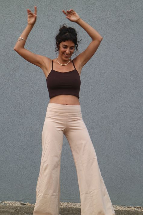 A High Quality Fitness Wide Legg Hippie Beige Yoga Pants, Boho Clothing Fashion, Hand Made Out of Amazing Cotton Lycra, Beautiful Loose Pants, Perfect for the up-and-coming season. This Beautiful and Relaxed Boho pants, is the perfect style for your everyday visit to a café, a good yoga session, as well as a quick visit to a festival nearby. A Unique and gorgeous loose pants, perfectly tailored to fit and compliment all body types, from size small to size X large. It is loose and comfortable to Boho Relaxed Outfit, Boho Workout Outfit, Yoga Clothes Aesthetic, Yoga Retreat Outfits, Yoga Aesthetic Outfit, Yoga Outfit Aesthetic, Boho Yoga Outfit, Cotton Yoga Clothes, Yoga Style Fashion