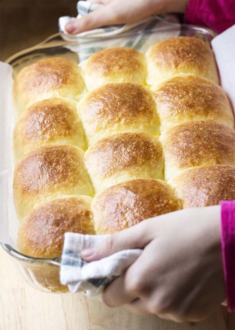 Enjoy fresh bread without the fuss and bother. These super soft and fluffy no-knead dinner rolls are super easy too! Stir together the ingredients in a bowl, let it rise, shape, and bake. Perfect for Thanksgiving, Christmas, or any holiday dinner. | justalittlebitofbacon.com #nokneadbread #dinnerrolls #freshbread #thanksgiving #holidaybaking Fluffy Yeast Rolls, Biscuit Rolls, Yeast Rolls, Homemade Dinner Rolls, Dinner Rolls Recipe, No Knead Bread, Bread Bun, No Knead, Homemade Dinner