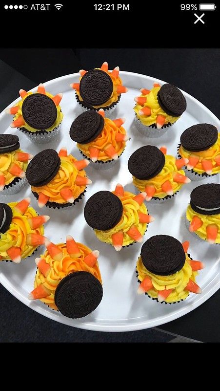 Saw these fantastic Solar Eclipse cookies online on Twitte… | Flickr Eclipse Cookies, Moon Food, Solar Eclipse Activity, Eclipse Party, Food Activities, Cupcake Cake Designs, Party Food Buffet, Lunar Eclipse, Solar Eclipse