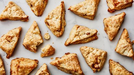 These salty-sweet scones are spiked with a bright spicy note of black pepper and are as delicious alongside a baked ham or roast beef as they are with a platter of scrambled eggs. Fig Butter, Apple Scones, Cranberry Scones, Apple Cream, Scones Recipe, Apples And Cheese, Baked Ham, Scone Recipe, Savory Recipes