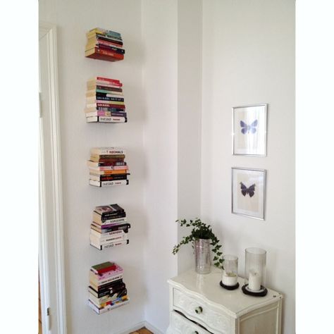 Invisible Bookshelves, Invisible Bookshelf, Bookshelves For Small Spaces, Aesthetic Home Decor Ideas, College Room Decor, Bedroom Decor Design, Aesthetic Home Decor, Apartment Decor Inspiration, Backsplash Ideas