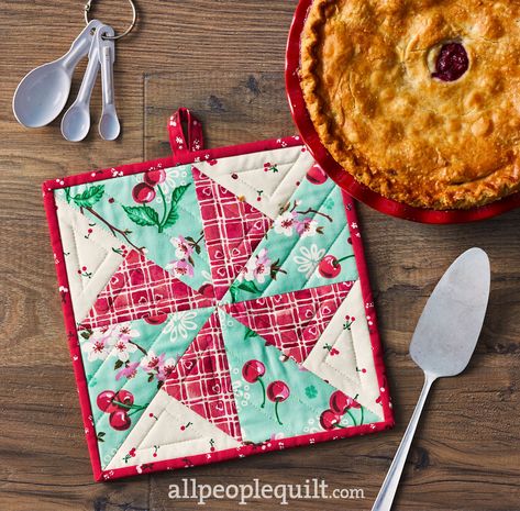 Couture, Patchwork, Potholder Tutorial, Quilted Potholder Pattern, Handmade Pot Holders, Pinwheel Block, Two Color Quilts, Mug Rug Patterns, Quilted Potholders