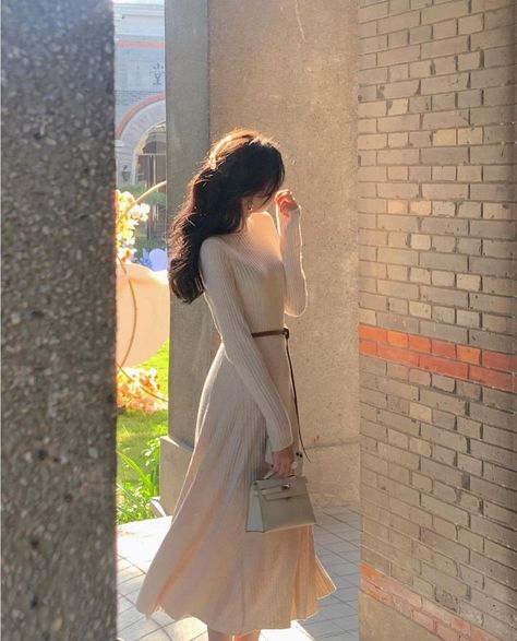 Standing Poses Dress, White Girl Aesthetic, Soft Girl Aesthetic Outfit, Japanese Fashion Women, Modest Girly Outfits, Modesty Outfits, Downtown Outfits, Winter Fashion Outfits Casual, Elegant Dresses Classy