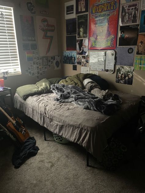 Punk Room, Messy Bedroom, Chill Room, Home Decor Aesthetic, Aesthetic Home Decor, Retro Room, Room Redesign, Vinyl Collection, Messy Room