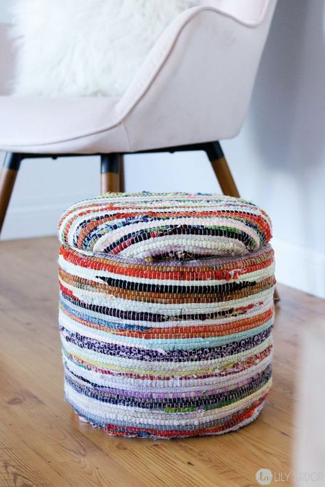 With so many ottoman ideas out there, I fell in love with this bucket up-cycle idea. Foot Stools Diy, Foot Stool Ideas, Ottoman Ideas, Diy Footstool, Footstool With Storage, Diy Storage Ottoman, Diy Storage Bench, Diy Ottoman, Footstool Ottoman