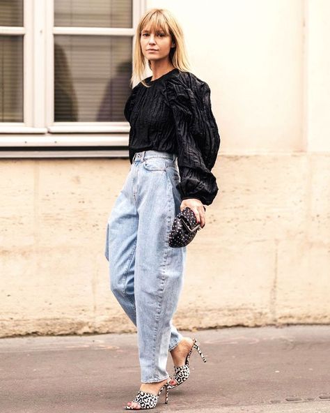 Styling Tricks 2019: Jeanette Madsen in Oversized Boyfriend Jeans and Nice Top Slouchy Pants Outfit, Elegantes Outfit Damen, Jeans Trend, Slouchy Pants, Slouchy Jeans, Fancy Tops, Boyfriend Jean, Outfit Jeans, Trendy Street Style