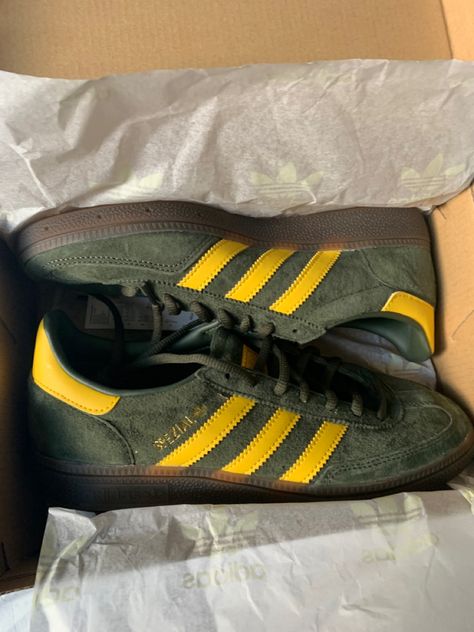 Adidas Samba Green Yellow, Adidas Spezial Green And Yellow, Adidas Spezial Colors, Adidas Spezial Yellow, Green Spezials, Adidas Spezial Green, Spezial Adidas Outfit, Yellow Adidas Shoes, Adidas Spezial Outfit