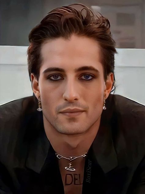 Damiano David Photoshoot, Male Pirate Makeup, Men’s Vampire Makeup, Vampire Men Makeup, Men Wearing Eyeliner, Men’s Eyeliner, Eyeliner Male, Guy Makeup Looks, Guy Eyeliner