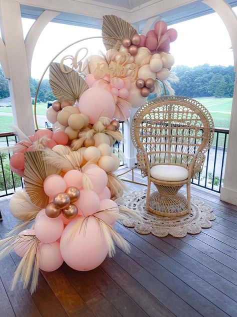 Pampas And Balloon Backdrop, Boho Balloon Decor, Round Arch Backdrop Balloons, Boho Balloon Garland Backdrop, Boho Backdrop Ideas, Bohemian Party Ideas, Birthday Ballon Decorations, Boho Baby Shower Backdrop, Boho Balloon Arch