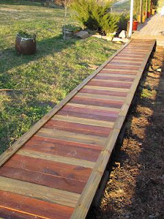 Pallet Walkway, Backyard Art, Wood Walkway, Diy Pallets, Walkway Design, Outdoor Walkway, Walkways Paths, Wooden Walkways, Outdoor Patios