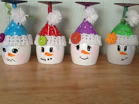 Snowman Wine Glass Candle Holder, Painting Glass Bottles, Christmas Wine Glass Candle Holder, Bottles Craft, Dollar Store Christmas Decor, Wine Glass Candle Holder, Christmas Wine Glasses, Wine Glass Candle, Glass Candles