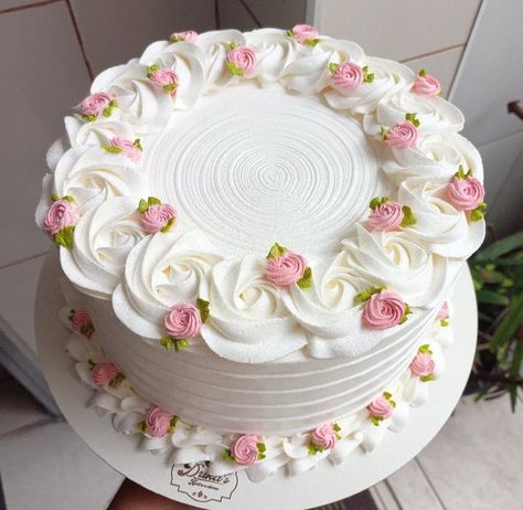 Tårta Design, Cake With Roses, Pastry Chocolate, Vintage Birthday Cakes, Mini Torte, Buttercream Cake Decorating, Simple Cake Designs, Roses Design, Mini Cakes Birthday